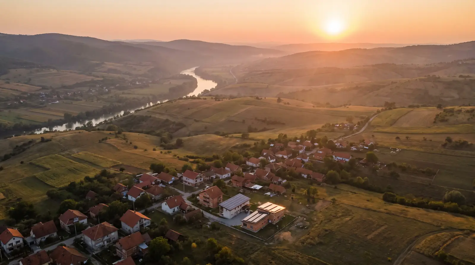 Dolina Morave u zalazak sunca, selo sa kolektorima na krovovima