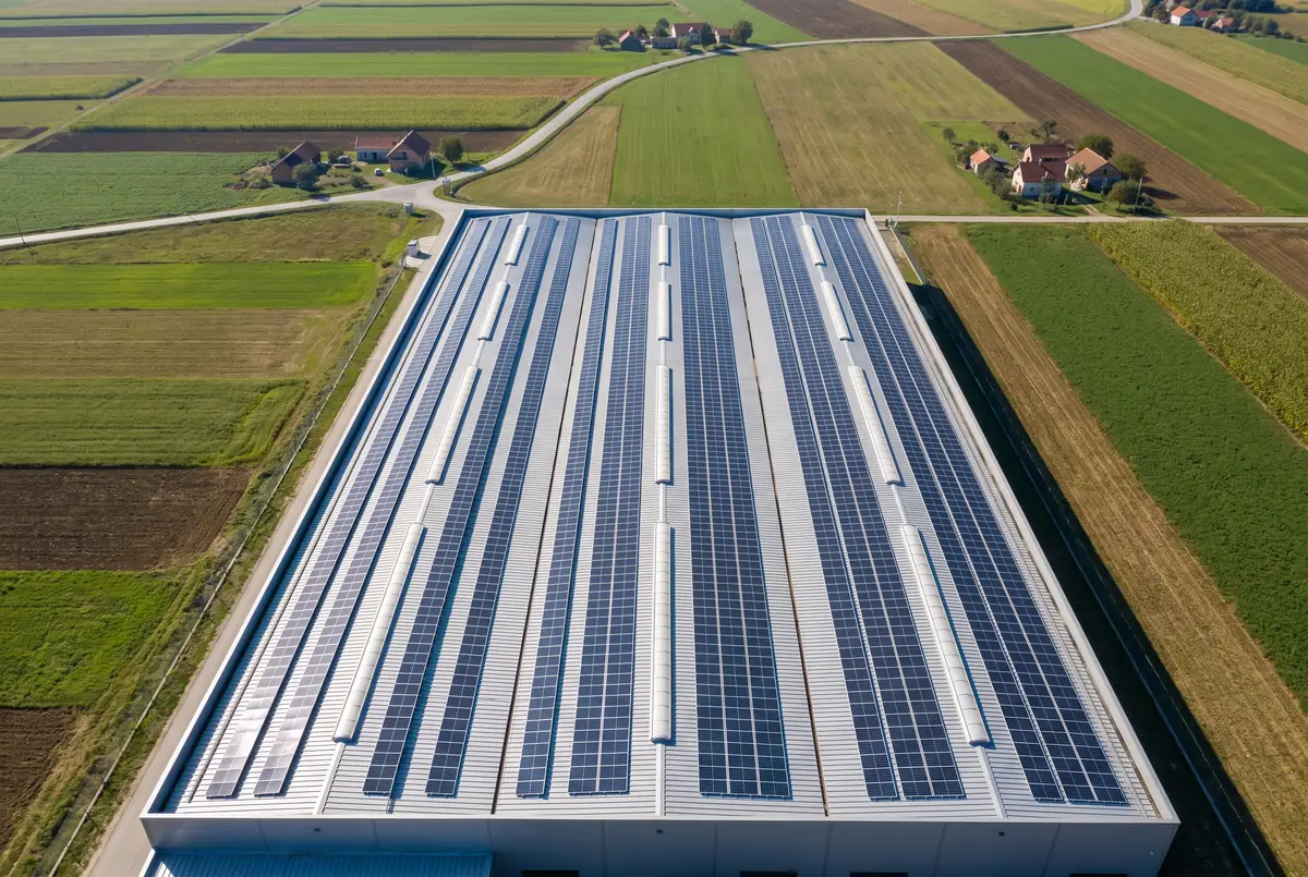 Krov industrijske hale prekriven solarnim panelima